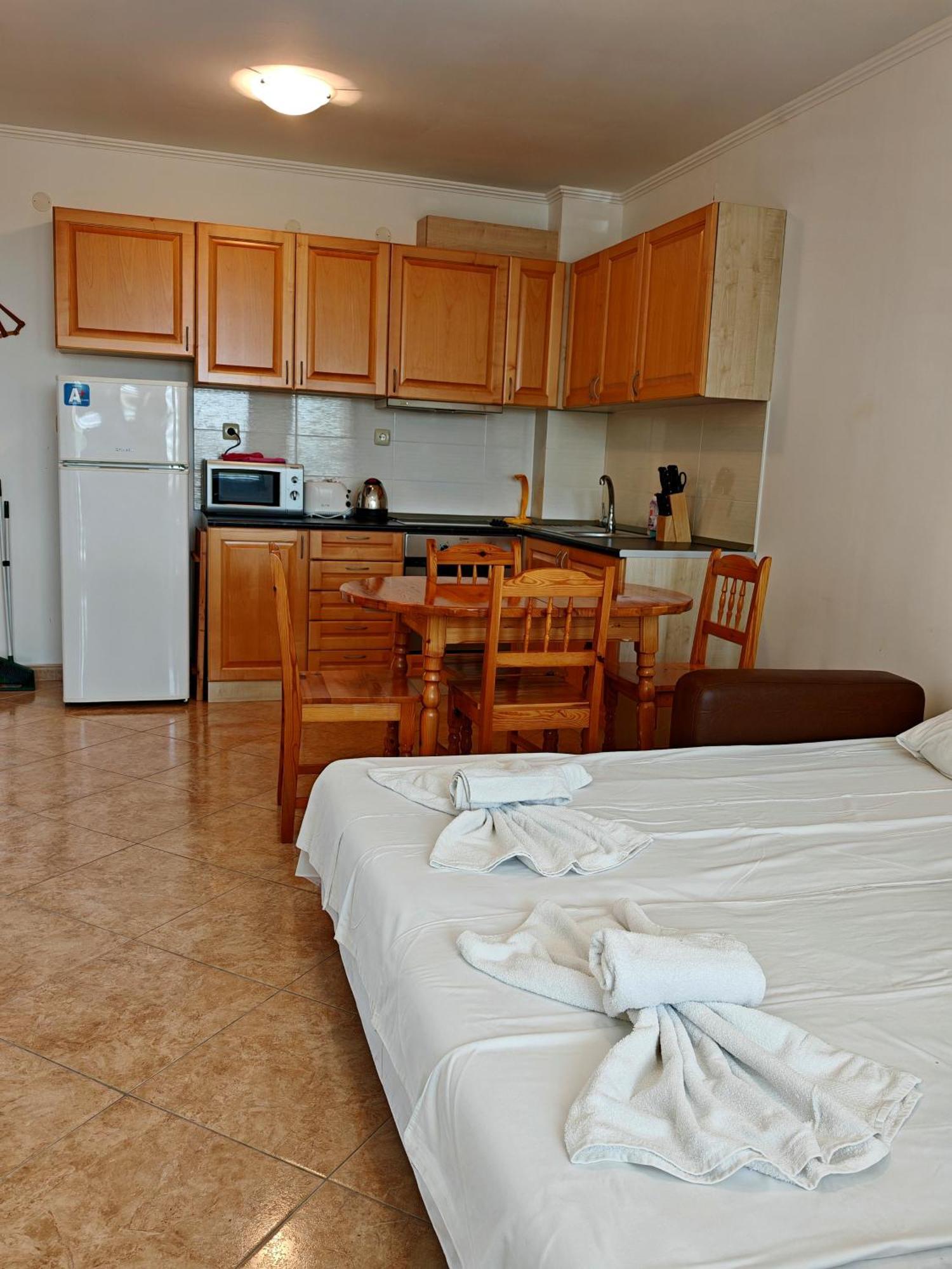Marina Delfin Apartments - Top Location & Pet Friendly Sveti Vlas Buitenkant foto
